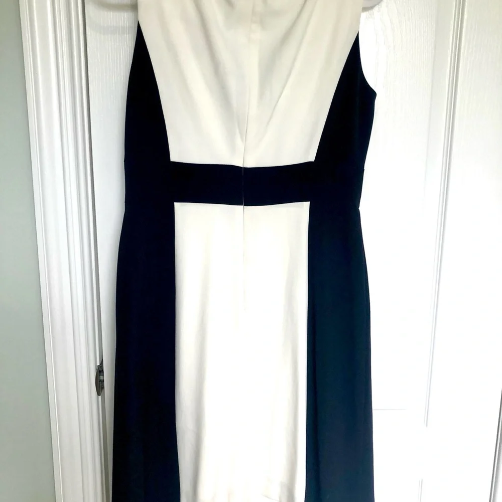 Tahari Navy and White Sleeveless V-Neck Dress. Size 8. NWT - Picture 2 of 7